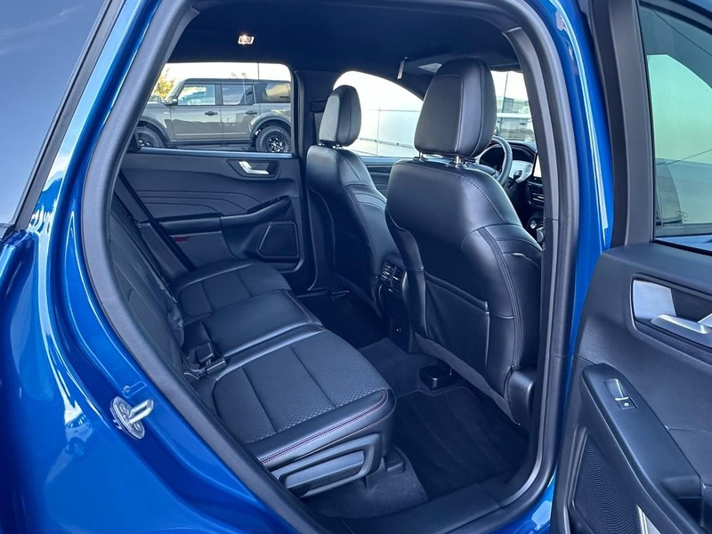 Ford Escape Vehicle Full-screen Gallery Image 13