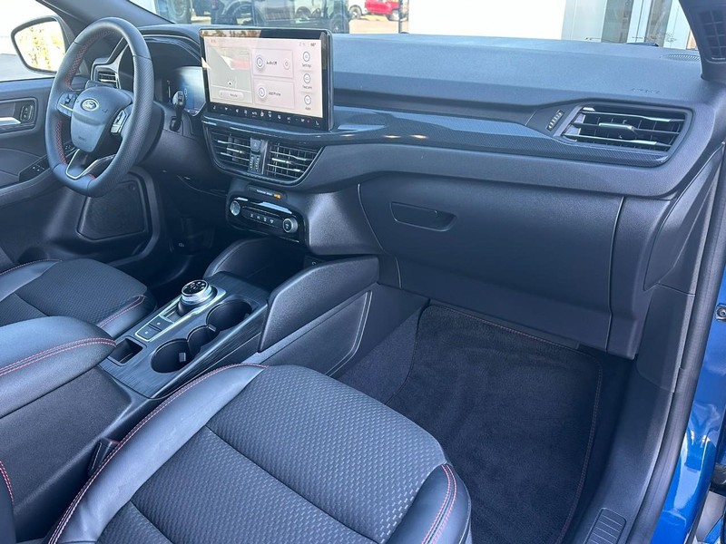 Ford Escape Vehicle Full-screen Gallery Image 14