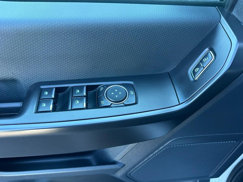 Ford F-150 Vehicle Full-screen Gallery Image 09