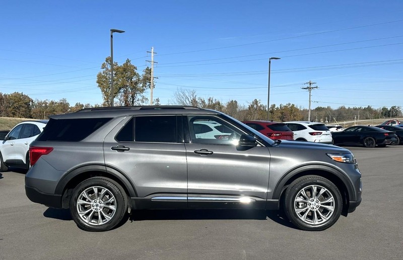 Ford Explorer Vehicle Full-screen Gallery Image 02