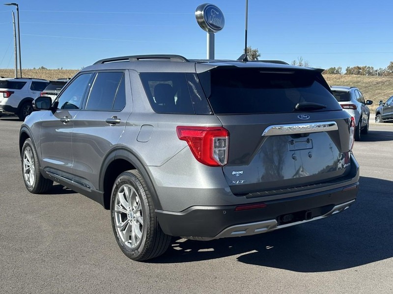 Ford Explorer Vehicle Full-screen Gallery Image 06