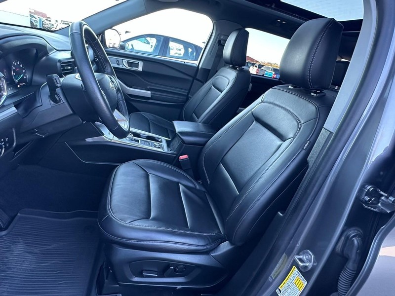 Ford Explorer Vehicle Full-screen Gallery Image 07