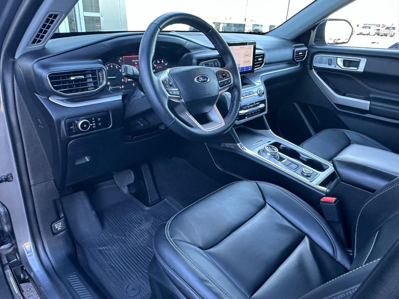 Ford Explorer Vehicle Full-screen Gallery Image 08