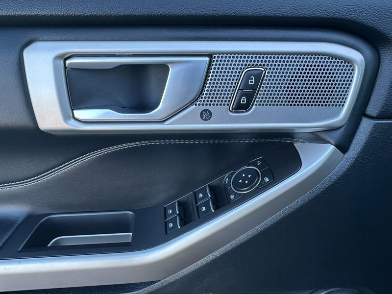 Ford Explorer Vehicle Full-screen Gallery Image 09