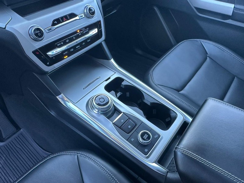 Ford Explorer Vehicle Full-screen Gallery Image 10