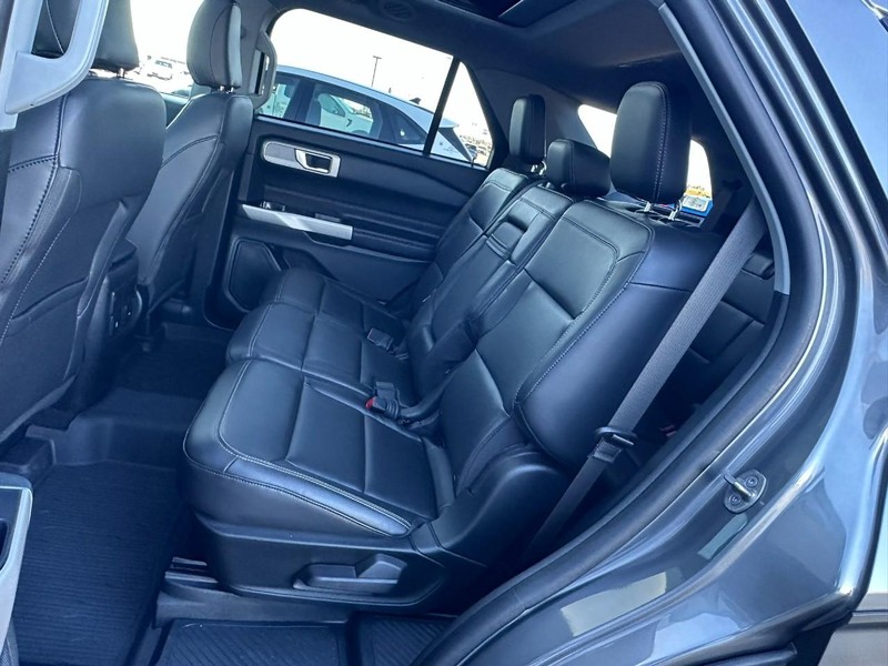 Ford Explorer Vehicle Full-screen Gallery Image 11