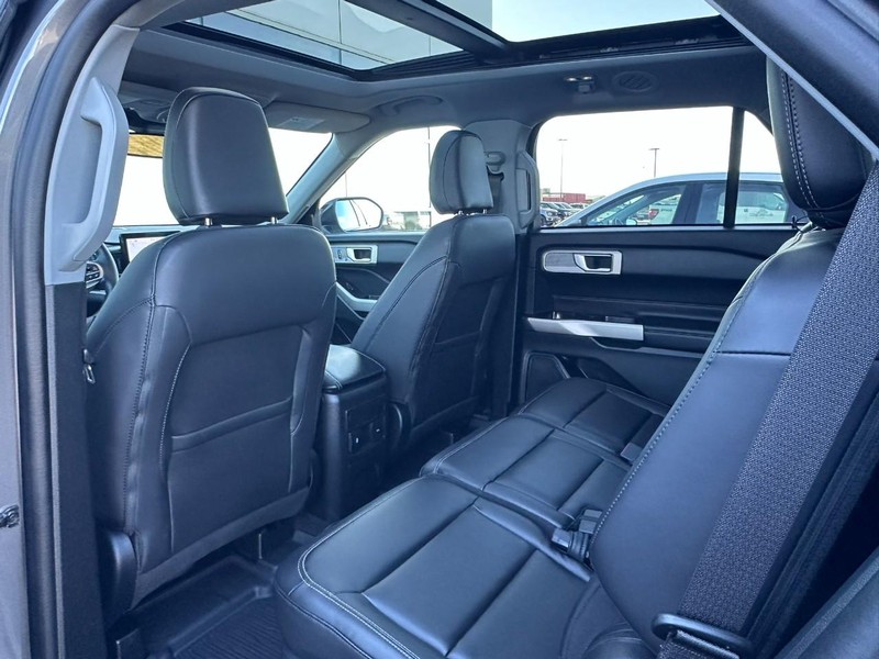 Ford Explorer Vehicle Full-screen Gallery Image 12