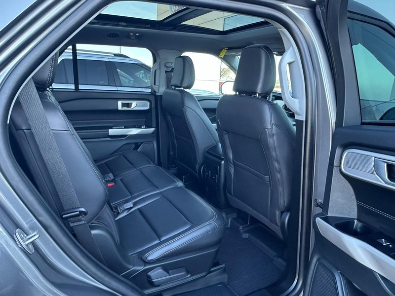Ford Explorer Vehicle Full-screen Gallery Image 13