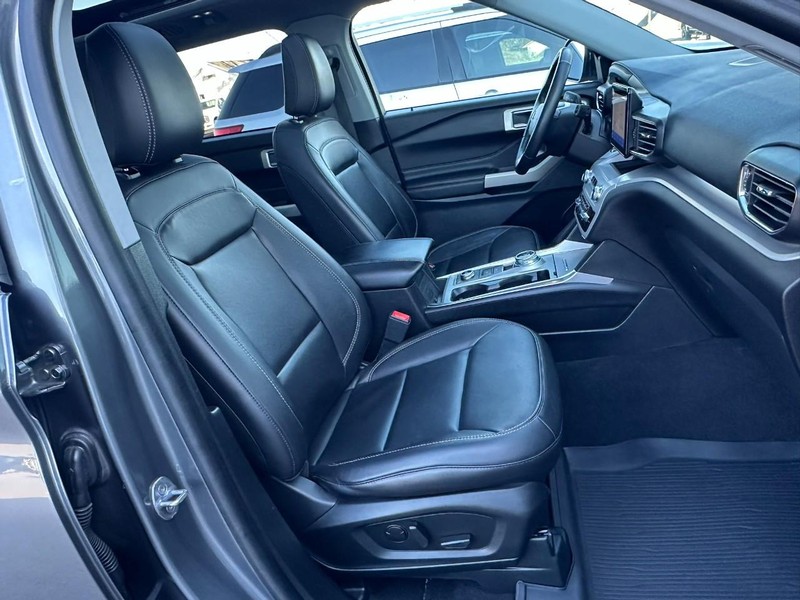 Ford Explorer Vehicle Full-screen Gallery Image 15