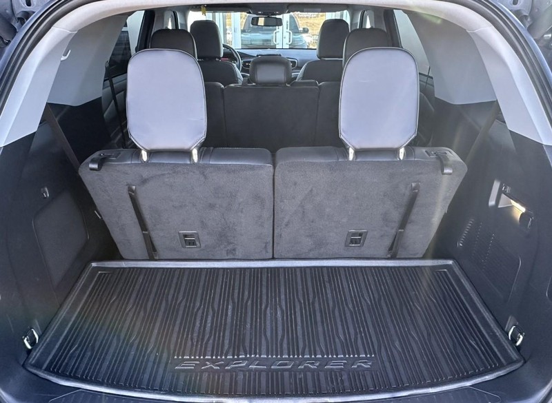 Ford Explorer Vehicle Full-screen Gallery Image 16