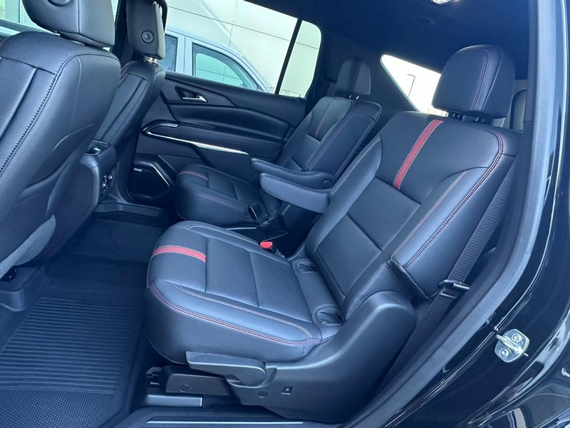 Chevrolet Traverse Vehicle Full-screen Gallery Image 12