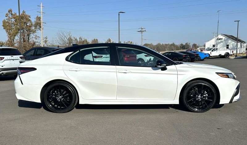 Toyota Camry Vehicle Full-screen Gallery Image 02