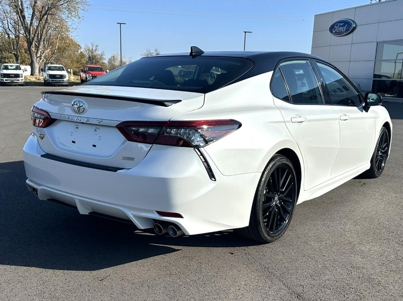 Toyota Camry Vehicle Full-screen Gallery Image 03