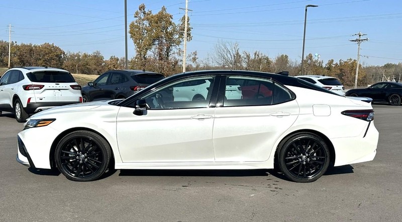 Toyota Camry Vehicle Full-screen Gallery Image 05