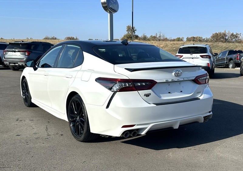 Toyota Camry Vehicle Full-screen Gallery Image 06