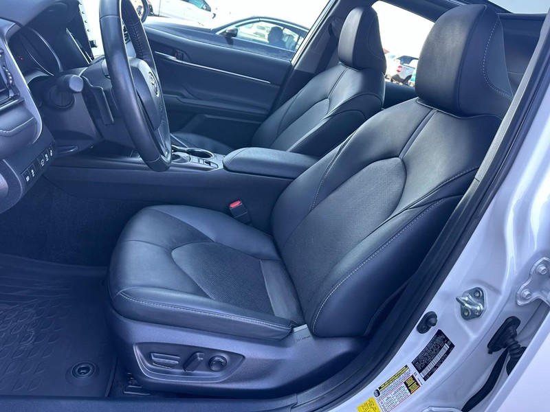 Toyota Camry Vehicle Full-screen Gallery Image 07