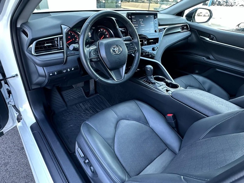 Toyota Camry Vehicle Full-screen Gallery Image 08