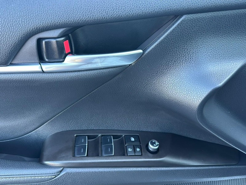 Toyota Camry Vehicle Full-screen Gallery Image 09