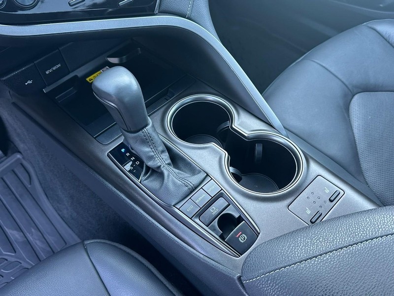 Toyota Camry Vehicle Full-screen Gallery Image 10