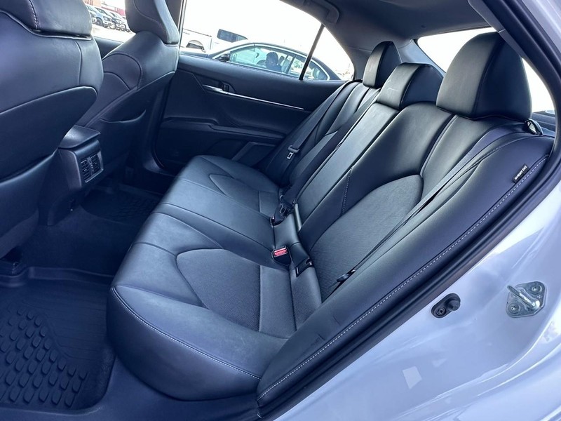 Toyota Camry Vehicle Full-screen Gallery Image 11