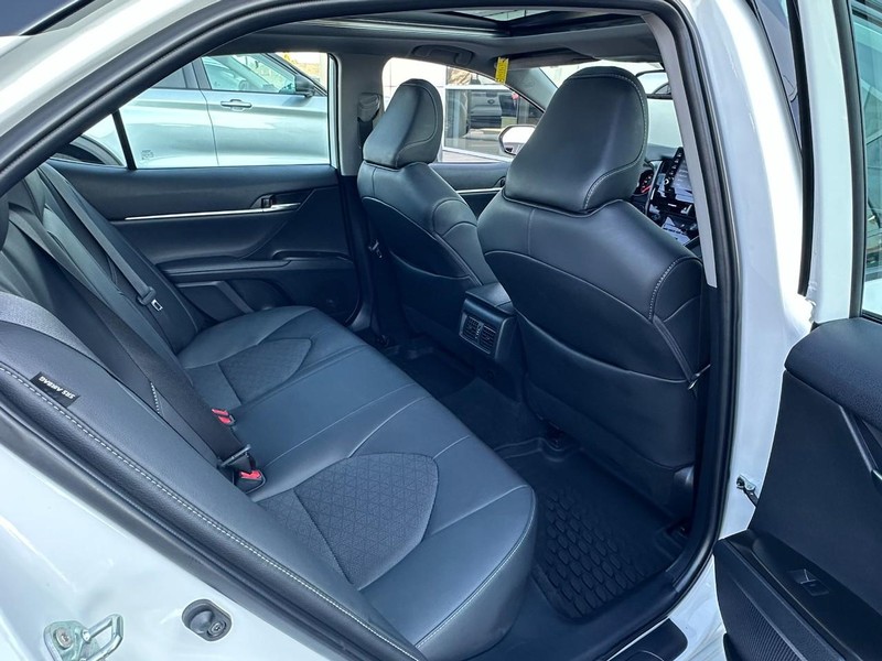 Toyota Camry Vehicle Full-screen Gallery Image 12