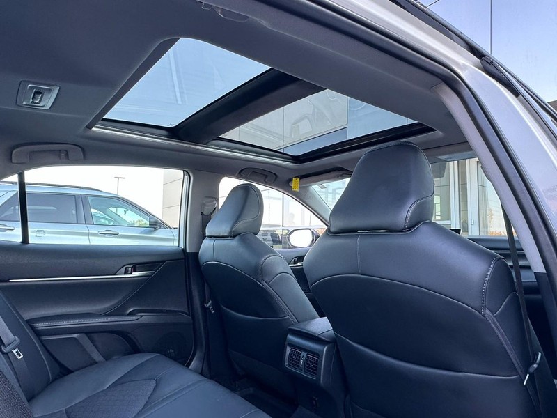 Toyota Camry Vehicle Full-screen Gallery Image 13