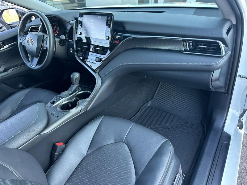 Toyota Camry Vehicle Full-screen Gallery Image 14