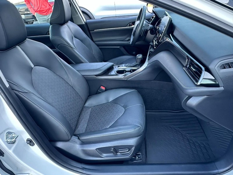 Toyota Camry Vehicle Full-screen Gallery Image 15