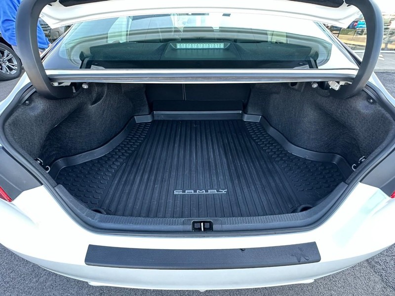 Toyota Camry Vehicle Full-screen Gallery Image 16