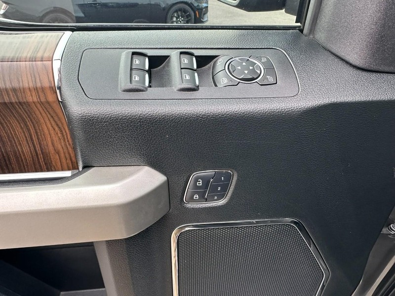 Ford F-150 Vehicle Full-screen Gallery Image 09