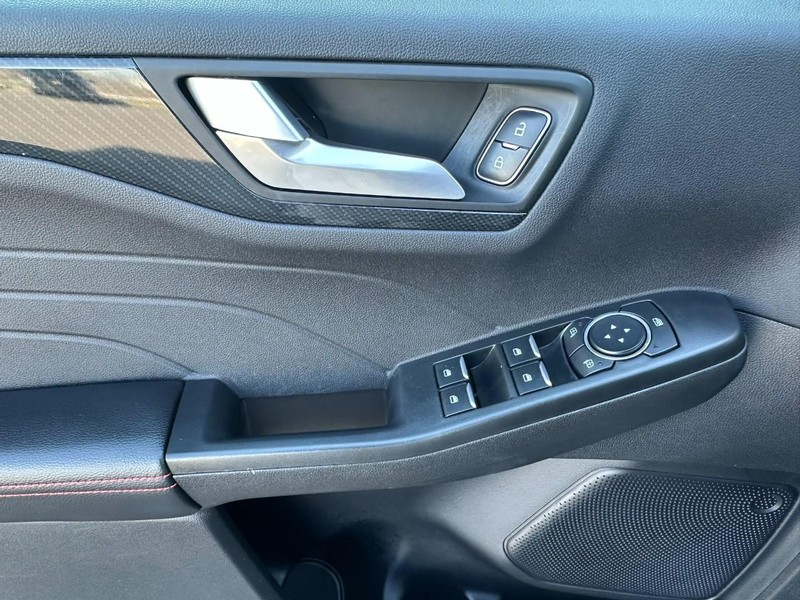 Ford Escape Vehicle Full-screen Gallery Image 10