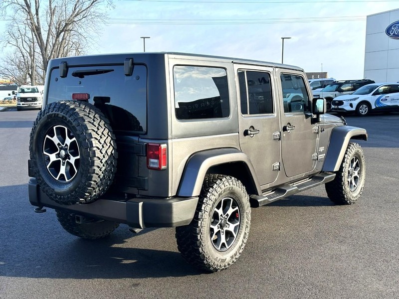 Jeep Wrangler Unlimited Vehicle Full-screen Gallery Image 03