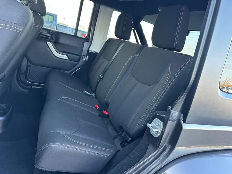 Jeep Wrangler Unlimited Vehicle Full-screen Gallery Image 10