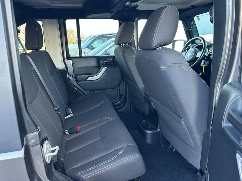 Jeep Wrangler Unlimited Vehicle Full-screen Gallery Image 11