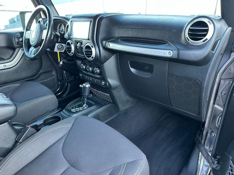 Jeep Wrangler Unlimited Vehicle Full-screen Gallery Image 12