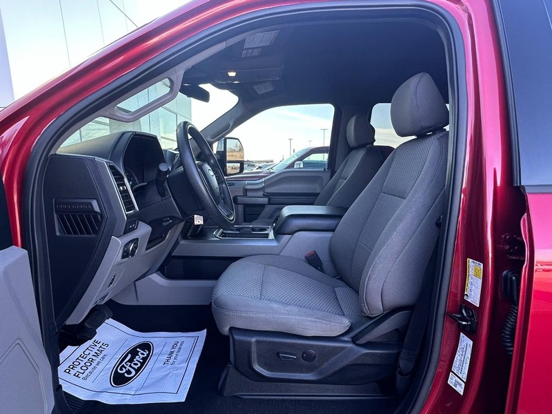 Ford Super Duty F-250 SRW Vehicle Full-screen Gallery Image 07