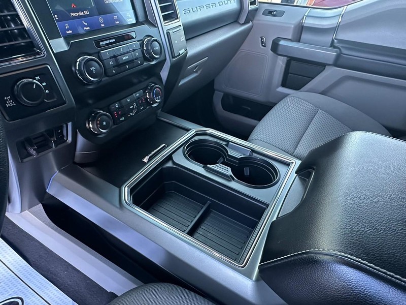 Ford Super Duty F-250 SRW Vehicle Full-screen Gallery Image 09