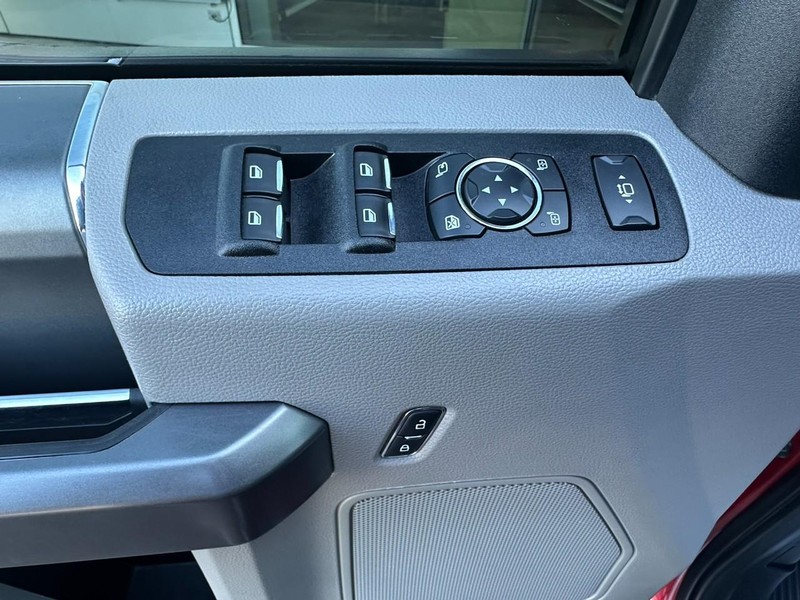 Ford Super Duty F-250 SRW Vehicle Full-screen Gallery Image 10