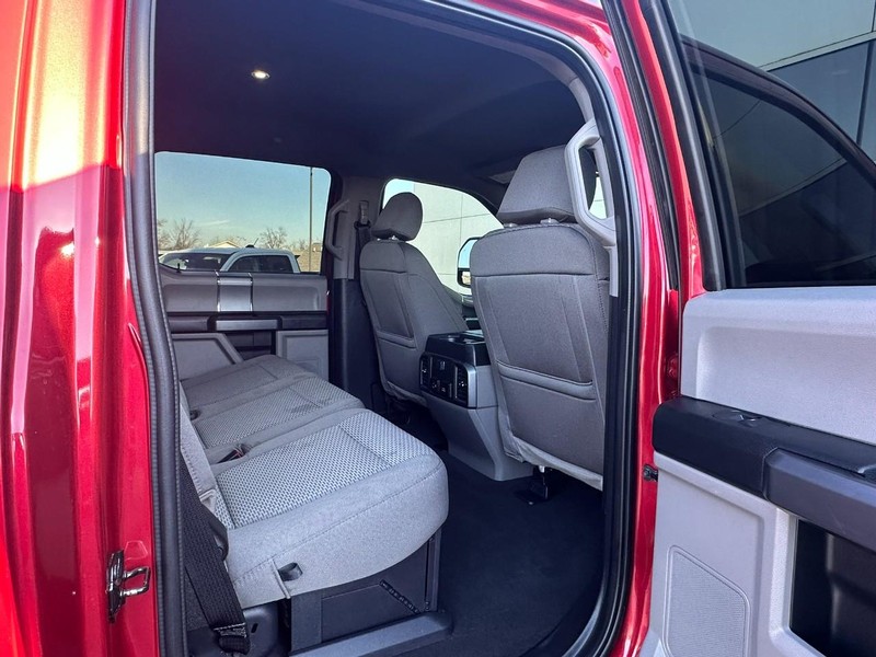 Ford Super Duty F-250 SRW Vehicle Full-screen Gallery Image 12