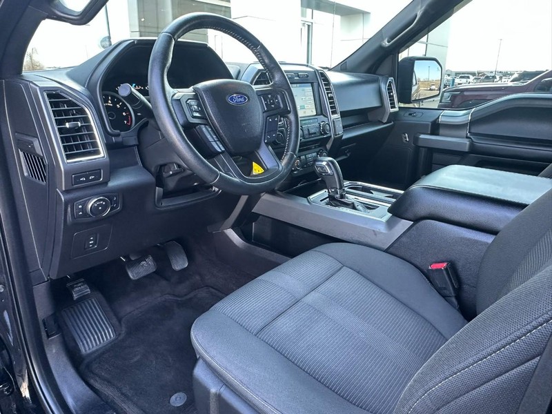 Ford F-150 Vehicle Full-screen Gallery Image 09