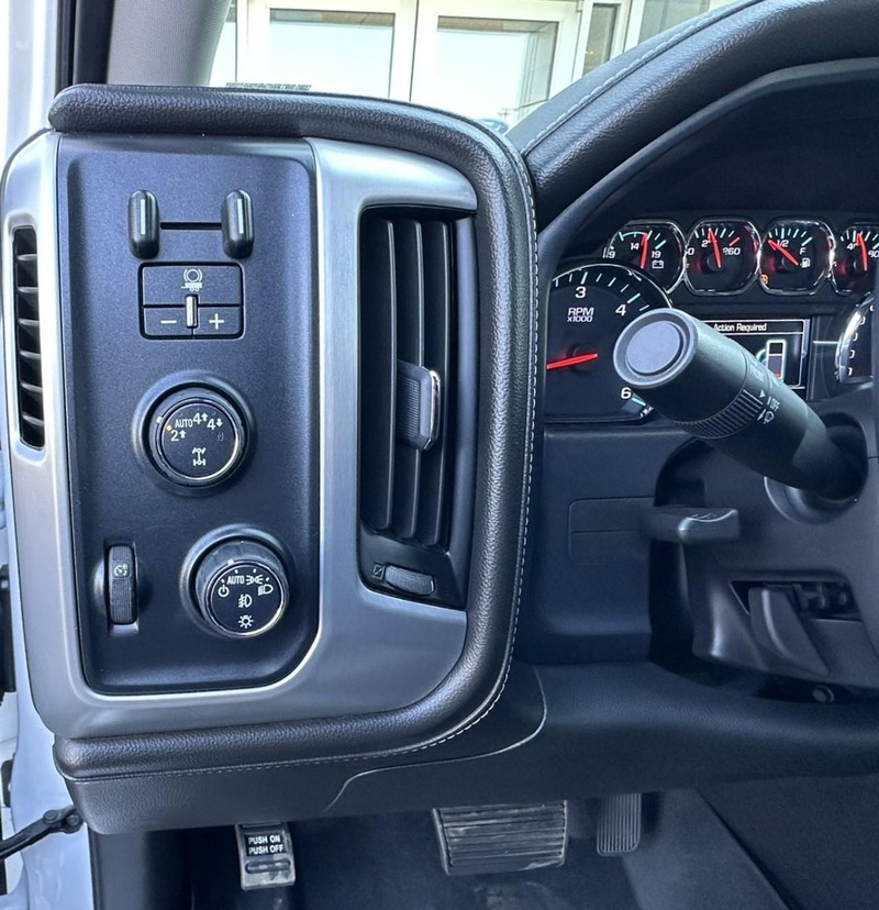 GMC Sierra 1500 Vehicle Full-screen Gallery Image 12