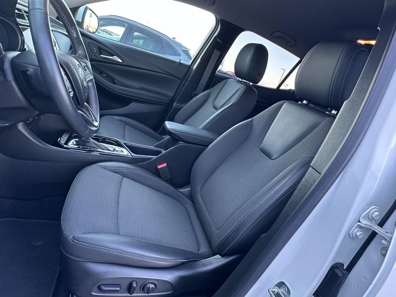 Buick Encore GX Vehicle Full-screen Gallery Image 08