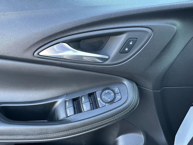 Buick Encore GX Vehicle Full-screen Gallery Image 11