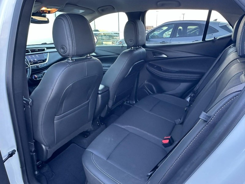 Buick Encore GX Vehicle Full-screen Gallery Image 13