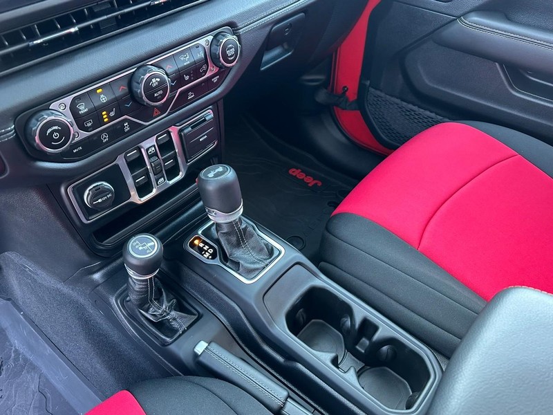 Jeep Wrangler Vehicle Full-screen Gallery Image 11