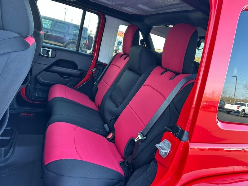 Jeep Wrangler Vehicle Full-screen Gallery Image 12