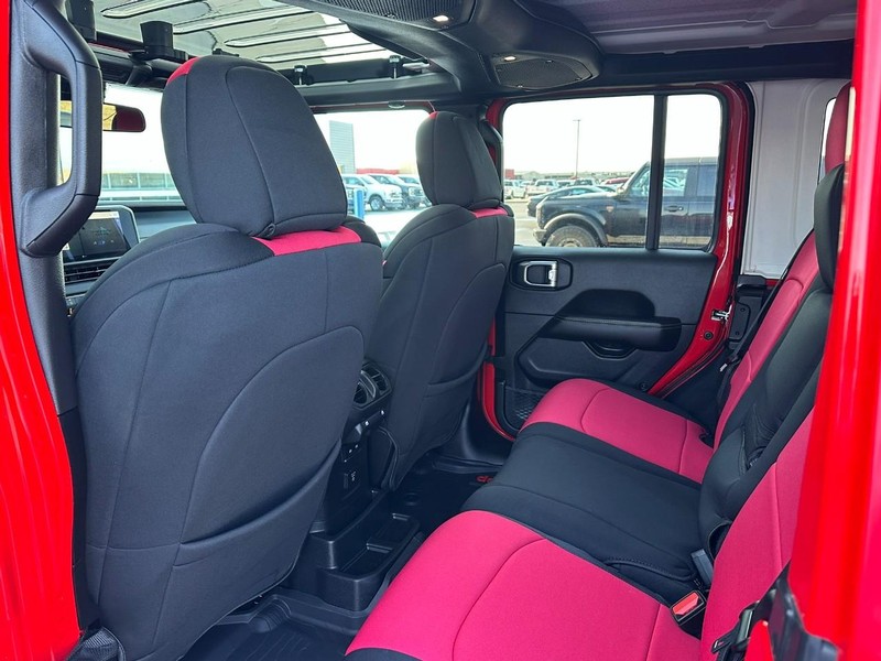 Jeep Wrangler Vehicle Full-screen Gallery Image 13