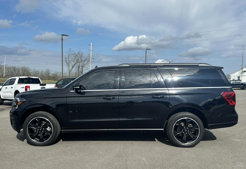 Ford Expedition Max Vehicle Full-screen Gallery Image 05