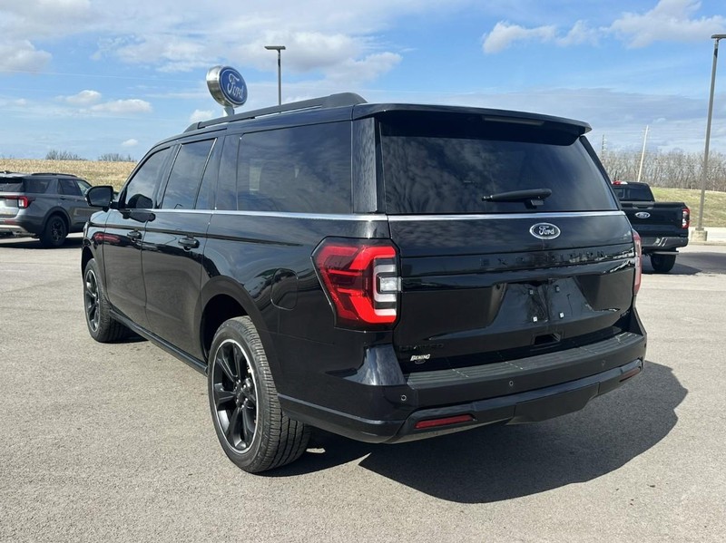 Ford Expedition Max Vehicle Full-screen Gallery Image 06