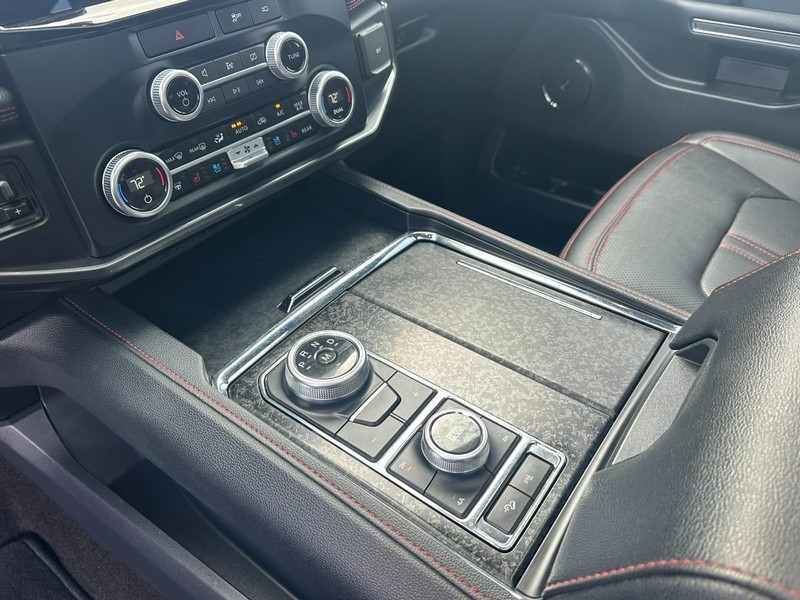 Ford Expedition Max Vehicle Full-screen Gallery Image 10